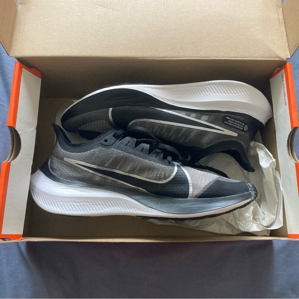 Nike zoom gravity sneakers